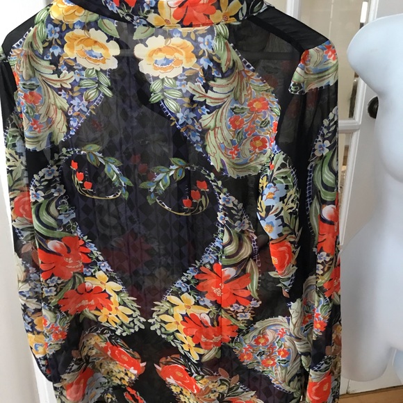 Intricate pattern blouse - Picture 2 of 6